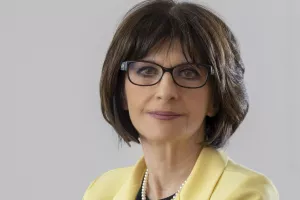 Gordana Kovačević,<br>predsjednica Ericssona Nikole Tesle: <br><br>Nastavljamo s daljnjim razvojem i ulaganjem u održivu budućnost <br>- Unatoč složenoj makroekonomskoj i geopolitičkoj situaciji, poslovni rezultati Ericsson Nikola Tesla Grupe za prvo tromjesečje 2023. pokazali su nastavak stabilnog poslovanja, što očekujemo i dalje. Brojni naši kupci prepoznali su u Ericssonu Nikoli Tesli pouzdanog partnera, a s obzirom na raznoliku primjenu suvremene tehnologije, kao tehnološkom lideru cilj nam je izgraditi ekosustav koji počiva na integritetu i etičnosti te profesionalnim partnerskim odnosima sa svim dionicima i u najizazovnijim tržišnim okolnostima. Izazovi su nam zajednički s tvrtkama koje posluju na globalnom tržištu – složena makroekonomska situacija, inflatorni pritisci, poremećaji u nabavnom lancu... Sa svim izazovima se adekvatno nosimo i stabilno poslujemo primjenjujući integrirani sustav upravljanja rizicima koji zahtijeva kontinuirano praćenje i prilagođavanje tržišnim uvjetima i okolnostima. Ericsson Nikola Tesla Grupa ima veliki intelektualni i inovacijski potencijal. Naš tim uključuje više od 1800 softver dizajnera koji rade na najnovijim tehnologijama, brojne stručnjake koji rade na modernizaciji mreža globalnih operatora i eksperte s domenskim znanjima iz različitih industrija te najveći R&D Centar u RH i šire. Nastavljamo s daljnjim razvojem i ulaganjem u našu održivu budućnost. To podrazumijeva ulaganja u stručnjake i jačanje njihovih kompetencija, u nova rješenja, proizvode i usluge, nove poslovne segmente i potencijalne akvizicije kako bismo osnažili tehnološko liderstvo te potvrdili poziciju velikog hrvatskog izvoznika i vodećeg izvoznika softvera. Uključeni smo u niz programa sufinanciranih EU sredstvima. Vidimo značajan poslovni potencijal u brojnim strateškim projektima financiranim sredstvima NPOO-a. Smatramo da imamo izvrsna rješenja i stručne kapacitete koji mogu odgovoriti i na najsloženije zahtjeve naručitelja korisnika NPOO sredstava. Koristimo najsuvremenije tehnologije u kreiranju naših rješenja i orijentirani smo na razvoj softvera i primjenu ICT-a u raznim domenama ljudskog djelovanja pa i u svojim svakodnevnim procesima primjenjujemo data science and analytics te tehnologiju koja sadrži AI algoritme koji osiguravaju rješenja pojedinih problema ili pomažu u automatizaciji procesa. Zalažemo se za odgovornu primjenu umjetne inteligencije koja uvažava sve etičke i ostale norme kao i standardizirani pristup u radu s velikim podacima.<br>