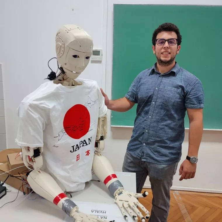 Student elektrotehnike računarstva Karlo Džafić iz Rijeke kreirao je Timmya Harteru, s pomoću 3D ispisa vi&scaron;e od 400 dijelova tog robota koji je u otvorenom kodu plasirala platforma InMoov. Objasnio je kako proces razvoja takvog humanoidnog robota zahtijeva poznavanje puno područja od mehanike, elektronike pa sve to programiranja 