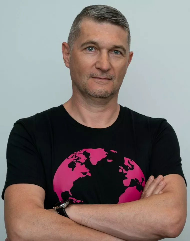 Mladen Prekrat, Arhitekt cyber sigurnosti u Hrvatskom Telekomu smatra da bi svaka kompanija koja ozbiljno brine o kibernetičkoj sigurnosti trebala razmotriti imenovanje i angažiranje stručnjaka iz različitih područja kibernetičke sigurnosti kako bi osigurala sveobuhvatnu zaštitu