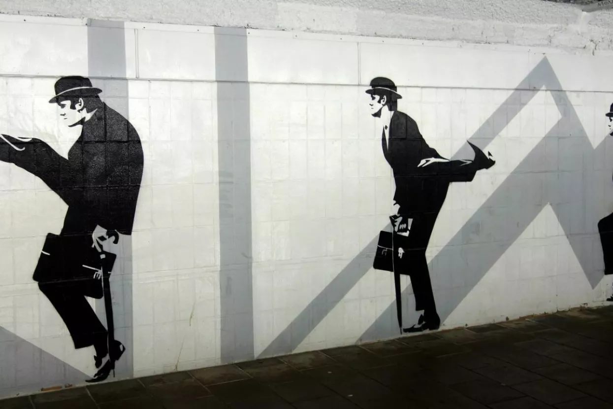 John Cleese u skeču o Ministarstvu smiješnog hodanja u seriji Leteći cirkus Montyja Pythona