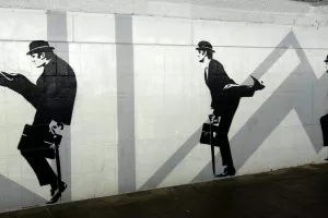 John Cleese u skeču o Ministarstvu smiješnog hodanja u seriji Leteći cirkus Montyja Pythona