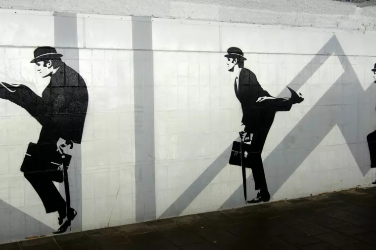 John Cleese u skeču o Ministarstvu smiješnog hodanja u seriji Leteći cirkus Montyja Pythona