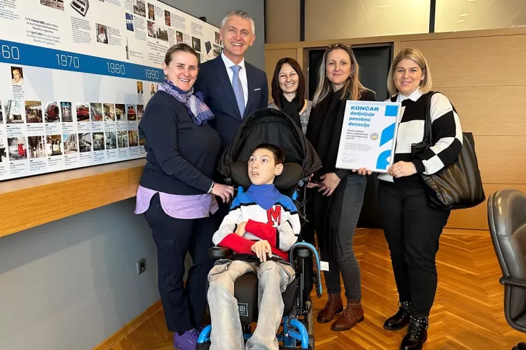 Predstavnice udruge Vukovarski leptirići s predsjednikom Uprave KONČARA Gordanom Kolakom