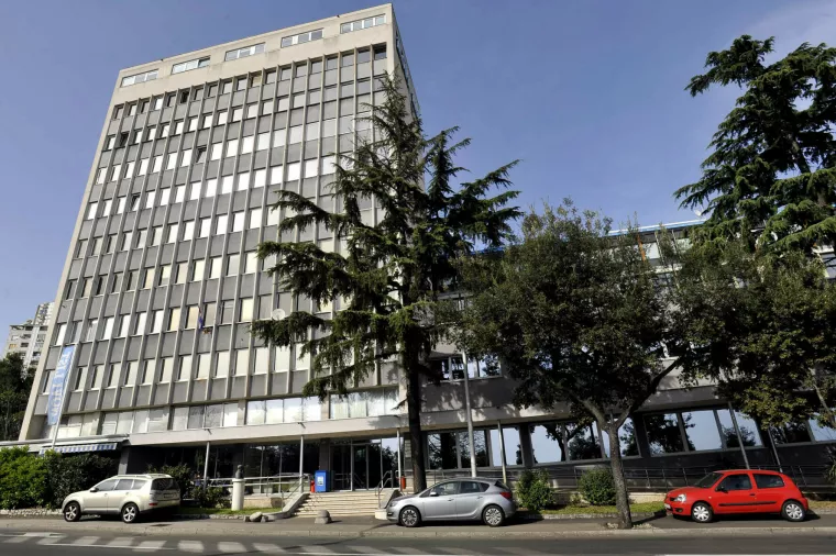  ZGRADA NOVOG LISTA <br> 