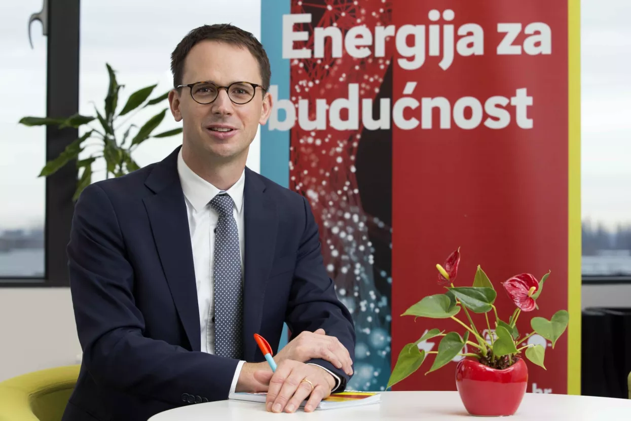 Andreas Rörig,<br>predsjednik Uprave E.ON Hrvatska: <br>Postat ćemo platforma za održivu zelenu energetsku tranziciju Europe<br><br>- U E.ON-u vjerujemo da možemo pomoći u postizanju klimatskih ciljeva korištenjem naših energetskih rješenja i usluga kojima i kupcima omogućavamo da poduzmu održivije korake i daju svoj doprinos. Predani smo cilju postizanja ugljične neutralnosti do 2040. godine za naše izravne poslovne aktivnosti te do 2050. za neizravne. Energetske mreže su ključ dekarbonizacije jer se energetska tranzicija događa upravo kroz njih gdje je i spojena većina distribucije energije dobivene iz obnovljivih izvora energije. E.ON je u boljoj poziciji od bilo koje druge energetske kompanije u Europi da odigra odlučujuću ulogu u dekarbonizaciji, što je ujedno i veliki zadatak i odgovornost. Diljem Europe nudimo širok portfelj rješenja i usluga za dekarbonizaciju i aktivno uključenje naših kupaca u ove ciljeve, poput energetskih rješenja za kućanstva s nultom emisijom ugljičnog dioksida, zelene tarife, mreže punionica za električna vozila, rješenja za dekarbonizaciju za velike industrijske kupce pa čak i gradove. Održivost i društveno odgovorno poslovanje za nas nisu novitet, posljednjih 30 godina ulažemo i razvijamo projekte i partnerstva vezane za obnovljive izvore energije. Pouzdana i sigurna isporuka energije temelj je za neometano poslovanje i svakodnevicu. Fosilni izvori energije imali su i još imaju bitnu ulogu jer nemoguće preko noći promijeniti cijeli energetski sustav. Ali i taj sustav pogonjen fosilnim gorivima ima svoja ograničenja. Prihvatili smo se odgovornosti i izazova energetske tranzicije, ali tako značajne promjene podrazumijevaju partnerstva i suradnje. Zato i naše kupce, ali i naše zaposlenike vidimo kako ključne partnere koji će ovaj veliki i važan zadatak zajedno s nama riješiti za dobrobit cijelog planeta i društva. S tim ciljem posljednji su mjeseci provedeni u revidiranju i razvijanju nove poslovne strategije E.ON grupe koja će dati jasnu viziju budućnosti naše kompanije. U godinama koje slijede E.ON će postati platforma za održivu zelenu energetsku tranziciju Europe<br>