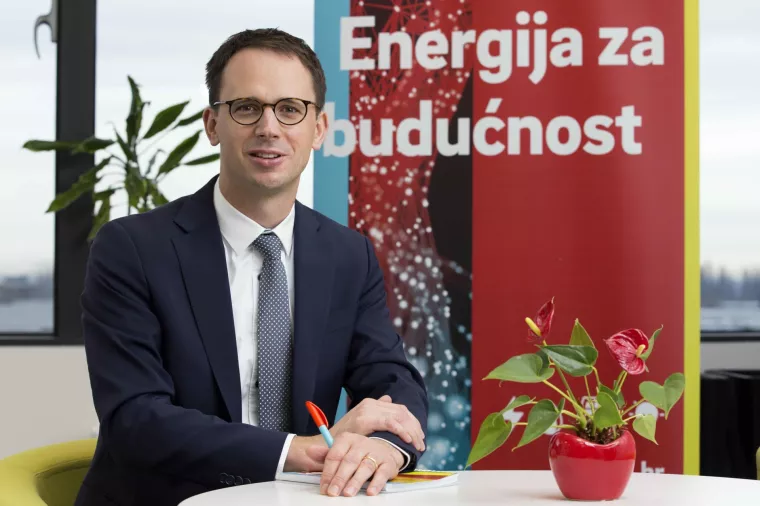 Andreas Rörig,<br>predsjednik Uprave E.ON Hrvatska: <br>Postat ćemo platforma za održivu zelenu energetsku tranziciju Europe<br><br>- U E.ON-u vjerujemo da možemo pomoći u postizanju klimatskih ciljeva korištenjem naših energetskih rješenja i usluga kojima i kupcima omogućavamo da poduzmu održivije korake i daju svoj doprinos. Predani smo cilju postizanja ugljične neutralnosti do 2040. godine za naše izravne poslovne aktivnosti te do 2050. za neizravne. Energetske mreže su ključ dekarbonizacije jer se energetska tranzicija događa upravo kroz njih gdje je i spojena većina distribucije energije dobivene iz obnovljivih izvora energije. E.ON je u boljoj poziciji od bilo koje druge energetske kompanije u Europi da odigra odlučujuću ulogu u dekarbonizaciji, što je ujedno i veliki zadatak i odgovornost. Diljem Europe nudimo širok portfelj rješenja i usluga za dekarbonizaciju i aktivno uključenje naših kupaca u ove ciljeve, poput energetskih rješenja za kućanstva s nultom emisijom ugljičnog dioksida, zelene tarife, mreže punionica za električna vozila, rješenja za dekarbonizaciju za velike industrijske kupce pa čak i gradove. Održivost i društveno odgovorno poslovanje za nas nisu novitet, posljednjih 30 godina ulažemo i razvijamo projekte i partnerstva vezane za obnovljive izvore energije. Pouzdana i sigurna isporuka energije temelj je za neometano poslovanje i svakodnevicu. Fosilni izvori energije imali su i još imaju bitnu ulogu jer nemoguće preko noći promijeniti cijeli energetski sustav. Ali i taj sustav pogonjen fosilnim gorivima ima svoja ograničenja. Prihvatili smo se odgovornosti i izazova energetske tranzicije, ali tako značajne promjene podrazumijevaju partnerstva i suradnje. Zato i naše kupce, ali i naše zaposlenike vidimo kako ključne partnere koji će ovaj veliki i važan zadatak zajedno s nama riješiti za dobrobit cijelog planeta i društva. S tim ciljem posljednji su mjeseci provedeni u revidiranju i razvijanju nove poslovne strategije E.ON grupe koja će dati jasnu viziju budućnosti naše kompanije. U godinama koje slijede E.ON će postati platforma za održivu zelenu energetsku tranziciju Europe<br>