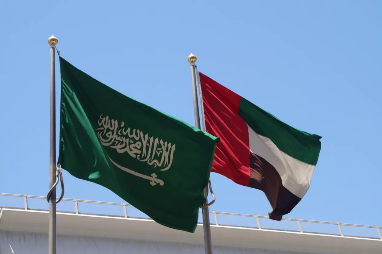 Saudi Arabia and United Arab Emirates national flags waving on flagpoles in the sky. Most important nations in the Arabic Gulf.<br>Saudijska Arabija UAE, Ujedinjeni Arapski Emirati