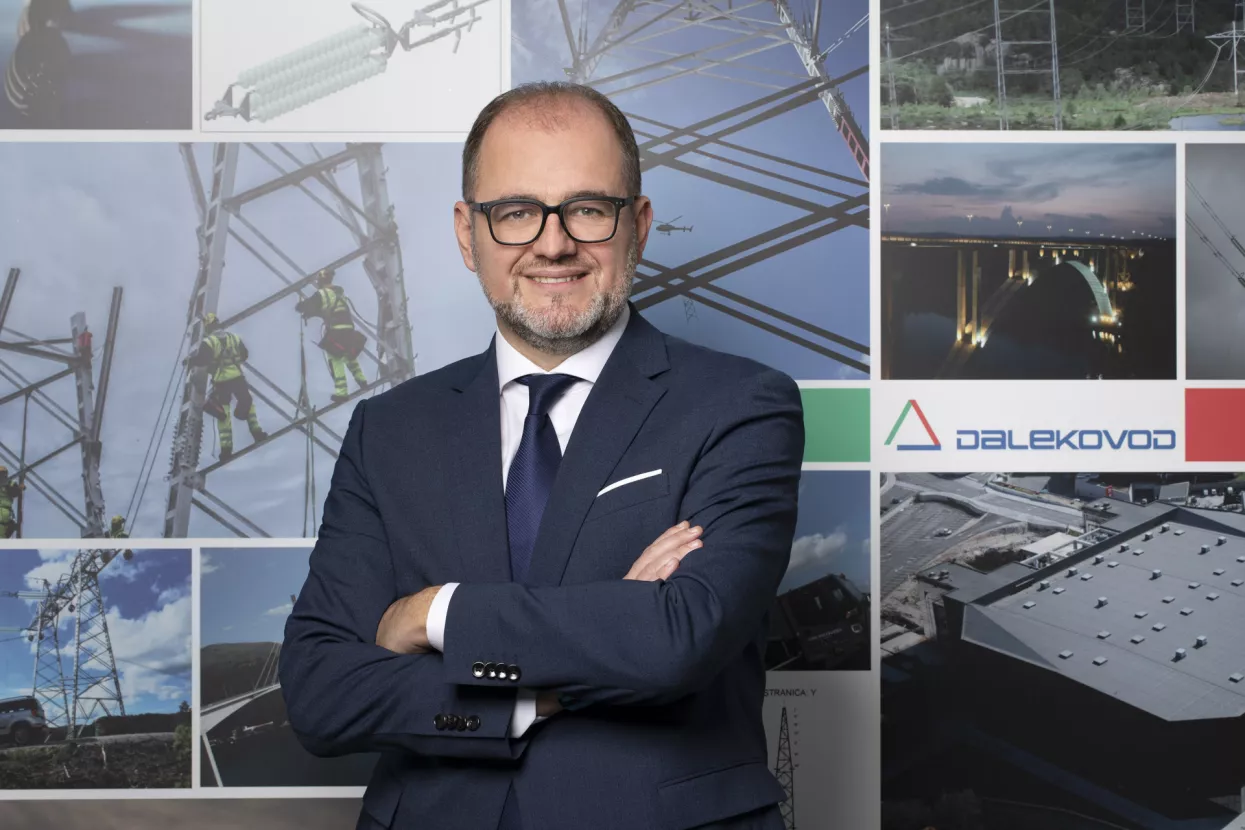 DaTomislav Rosandić,<br>predsjednik Uprave Dalekovoda:<br><br>Još uspješnije iskorištavanje sirovina i energenata vodi nas korak naprijed <br>- Uspješni poslovni rezultati za Dalekovod Grupu predstavljaju više od brojčanih pokazatelja, a u tom spletu, okolišni, društveni i upravljački ciljevi su usko povezani i vode u istom smjeru. Dalekovod je od 2010. godine član UN Global Compacta čime se obvezao na poštivanje brojnih načela koje propisuje, među kojima su zaštita okoliša, borba protiv korupcije te poštivanje ljudskih i radnih prava. Uz brigu o ljudima i zajednici u kojoj poslujemo, za nas je jednako važno i očuvanje okoliša, čemu svjedoče naše brojne mjere u proizvodnim pogonima i na gradilištima. Sprečavanje nastanka prekomjernog otpada, smanjivanje potrošnje i bolje iskorištavanje sirovina, kao i bolja energetska učinkovitost tek su neke od mjera koje nam omogućuju da idemo u korak sa sve zahtjevnijim ekološkim standardima. Dodatna ulaganja u modernizaciju procesa te još uspješnije iskorištavanje sirovina i energenata vodi nas korak dalje uz što zeleniji otisak.<br><br>