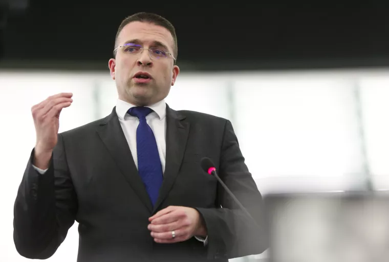 Tomislav Sokol, <br>zastupnik u Europskom parlamentu:<br>- Amandmanima sam intervenirao u prijedlog zakona i omogućio da pored novčanih, regulatori imaju na raspolaganju i strukturne sankcije, pa bi se kod opetovanog kršenja novih pravila moglo utjecati i na vlasničke strukture digitalnih divova <br>