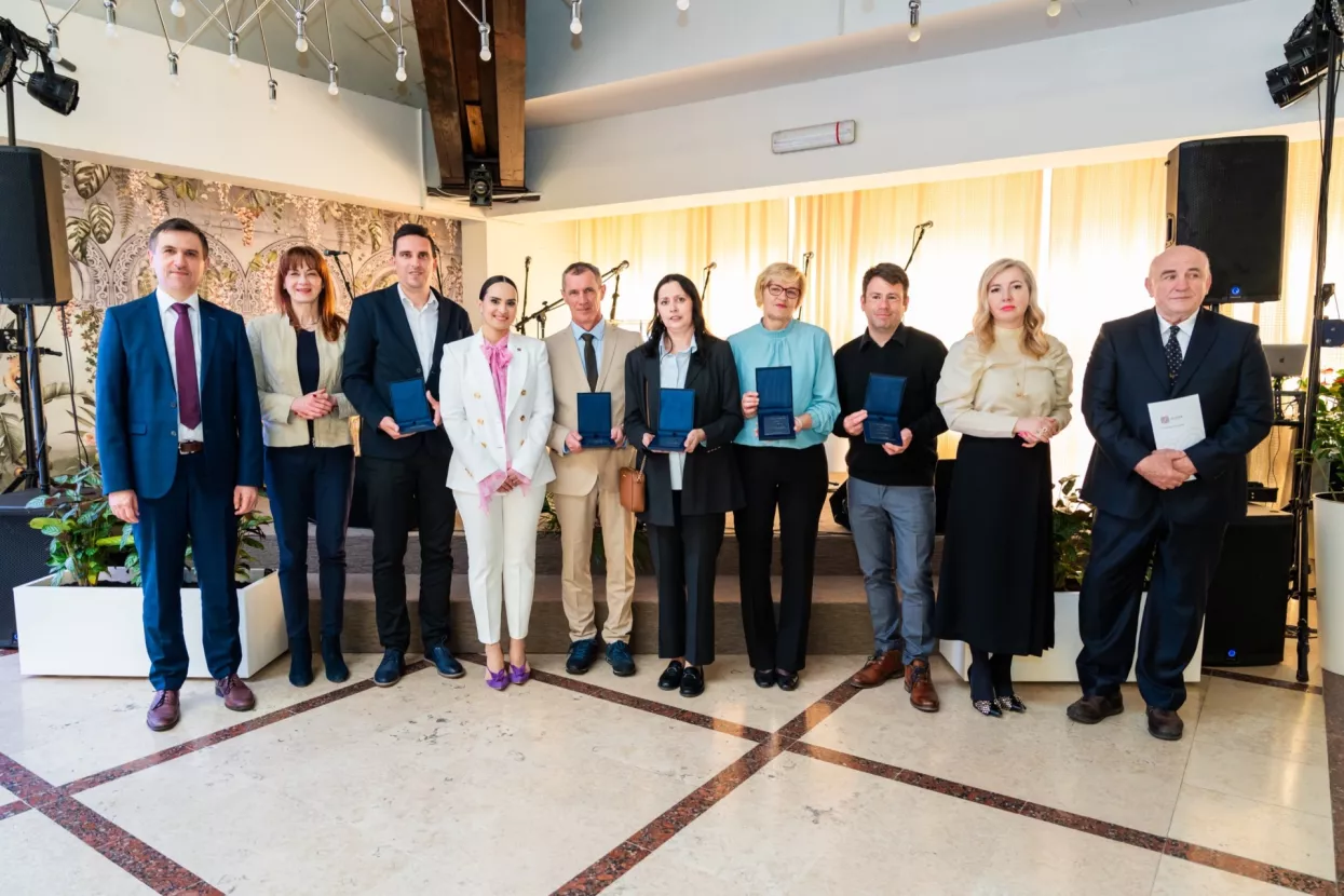 Dan Pletera, Pleter Usluge