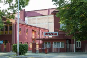 Zvečevo, tvornica, zgrada