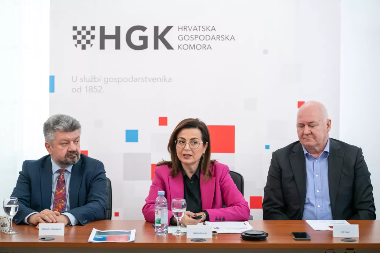 Dragutin Domitrović, predsjednik Radne skupine za geotermalnu energiju, Marija Šćulac, direktorica Sektora za industriju i održivi razvoj HGK i Ivo Čović, predsjednik Udruženja za obnovljive izvore energije 