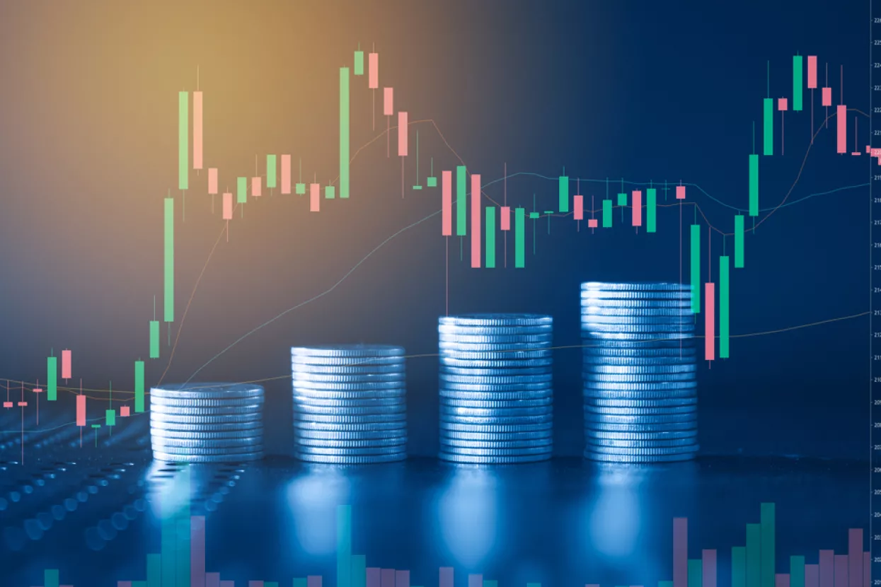 Stack of money coin with trading graph, financial investment concept with blue filter can be use as background<br>dionički kapital, dokapitalizacija, burza, cijene na burzi, cijene dionica, cijena dionica