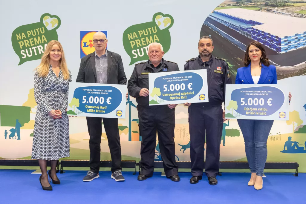Marina Dijaković, Lidl Hrvatska, s predstavnicima primatelja donacija<br>Lidl, logističko distributivni centar Križ