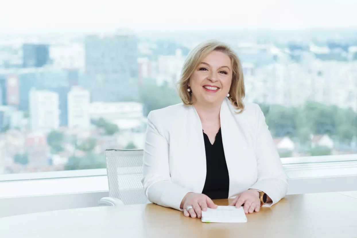 Sabina Škrtić,<br>članica Uprave Energije naturalis (ENNA):<br><br>Smanjili smo utjecaj ljudske pogreške kod operativnih zadataka <br><br>- Kako je digitalna transformacija sveobuhvatan proces koji prodire u sve segmente poslovanja, ENNA grupa je i dalje u procesu digitalne transformacije. Implementacijama novih IT poslovnih rješenja i procesa, ENNA grupa dobiva na brzini donošenja odluka, te boljem pregledu i praćenju stanja poslovanja. Digitalna transformacija nam je omogućila bolji pregled i organizaciju poslovnih procesa, bolji uvid u poslovne podatke te centralizirano upravljanje informacijama. Procesom digitalne transformacije smanjili smo utjecaj ljudske pogreške kod operativnih zadataka. Kibernetičke prijetnje postale su naša svakodnevica. U zadnjih nekoliko godina prisutan je eksponencijalni porast broja napada na IT sustave. ENNA grupa konstantno ulaže u sigurnosna rješenja kako bi zaštitila svoje podatke i stalno se usklađuje s najboljim praksama u domeni sigurnosti IT sustava. Također, kako su ljudi ključan faktor i najčešći vektor napada, trudimo se naše djelatnike konstanto educirati kako bi što bolje prepoznali ukoliko se potencijalna prijetnja i pojavi.<br>