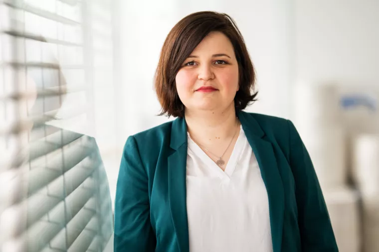 Antonija Vojnović, <br>Governance, Risk and Compliance menadžerica u Spanu:<br>- NIS2 i NIS 2.0 odnosno Zakon o kibernetičkoj sigurnosti utjecat će na daleko veći broj industrija, kao što je energetika, promet, zdravstvo i digitalna infrastruktura, poštanske i kurirske usluge, gospodarenje otpadom, proizvodnja, te istraživanje i obrazovni sustav. I ti se sektori moraju jače pozabaviti i sigurnošću i otpornošću, što će zasigurno promijeniti model poslovanja <br>