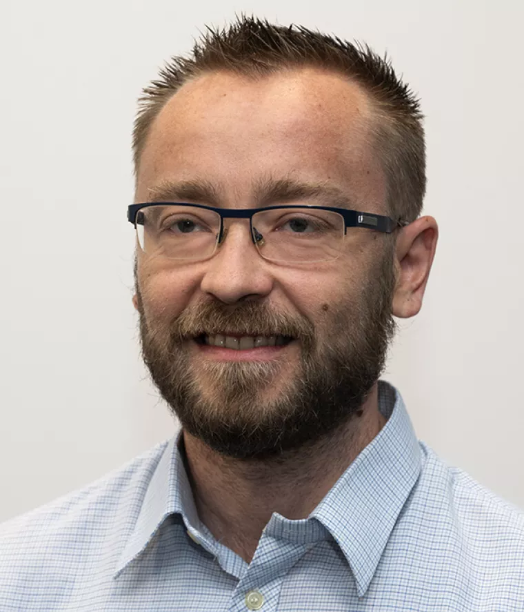 Saša Ilić,<br>voditelj odsjeka za cyber/informacijsku sigurnost u Hrvatskom Telekomu<br>- Motivacija da se čim prije izađe s novim produktom, servisom, kao i da se sve više radi na raznim oblicima digitalizacije povlači i potrebu da se adekvatno adresiraju nove prijetnje koje također prate isti ritam<br>