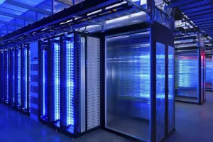 Veliki podaci spremljeni su u oblaku - digitalnim podatkovnim centrima u golemim skladištima koja troše vrlo velike količine električne energije za klimatiziranje tih prostora. Izgradnja, napajanje električnom energijom i održavanje podatkovnih centara također su vrlo skupi, a pretpostavlja se i da će teško ostati održivi