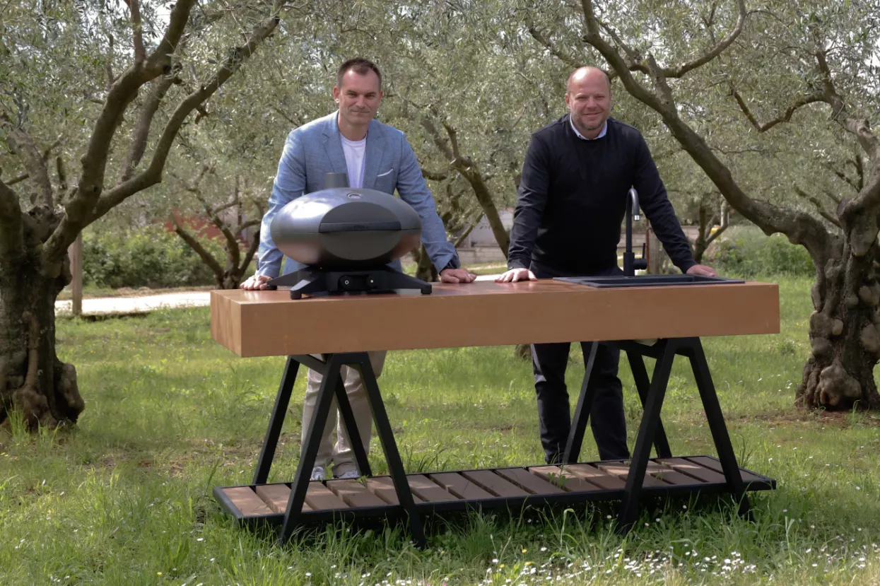 Kristisn Korunić i Daniel Močibob s prvom betonskom kuhinjom