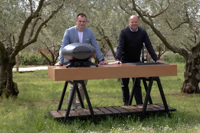 Kristisn Korunić i Daniel Močibob s prvom betonskom kuhinjom