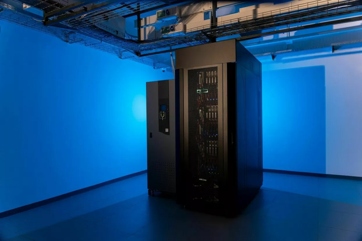 Superračunalo Supek nastalo je u okviru nacionalnog strateškog projekta Hrvatski znanstveni i obrazovni oblak (HR-ZOO) u realizaciji Sveučilišnog računskog centra (Srce) i partnera, u kojemu je izgrađena mreža od pet podatkovnih centara u četiri grada, čime su modernizirane i tehnološki usklađene dvije usluge - Napredno računanje i Virtualni podatkovni centri