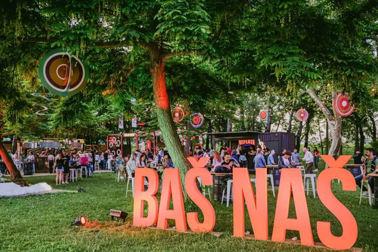 Baš Naš Food&Ball_1