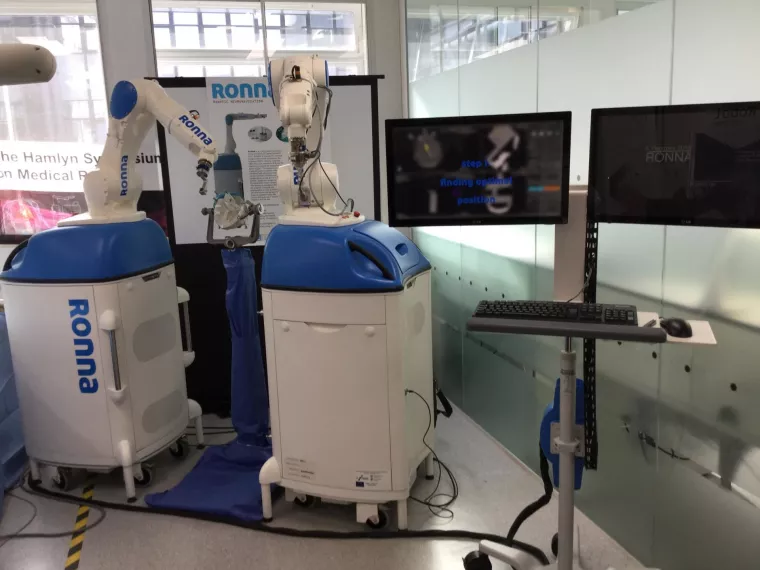 Neurokirur&scaron;ki robot Ronna G4 redovito operira uz kirurge. Osmislili su ga prof. dr. sc. Bojan Jerbić, robotičar sa Zavoda za robotiku i automatizaciju proizvodnih sustava Fakulteta strojarstva i brodogradnje Sveučili&scaron;ta u Zagrebu, i doc. dr. Darko Chudy iz Kliničke bolnice Dubrava 