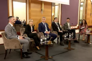 Energetska budućnost Hrvatske 2024. Okrugli stol "Lideri održive budućnosti" Dražen Jakšić, Zsuzsanna Ortutay, Gordan Kolak, Zvonimir Šibalić, Kristian Stipanović i Antonija Knežević