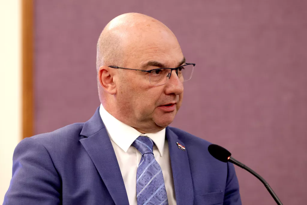 Energetska budućnost Hrvatske 2024. Okrugli stol "Kako dekarbonizaciju ubaciti u višu brzinu?" Ivo Milatić, Luka Balen, Ivo Čović, Maja Pokrovac, Željko Vrban i Gordana Gelenčer