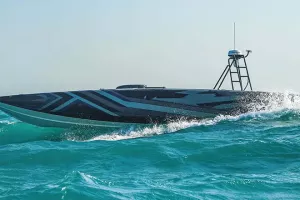 Vojni analitičari drže da će besposadna plovila značajno utjecati na pomorsko ratovanje, a kao primjer te tvrdnje navode ukrajinski napad na Sevastopolj koji se odigrao 29. listopada 2022. kada je ukrajinska vojska besposadnim brodovima i letjelicama gađala flotu Ruske ratne mornarice u Crnom moru. Tako će napad na Sevastopolj ući u povijest kao prvi značajni primjer nove ere ratovanja bespilotnim sustavima