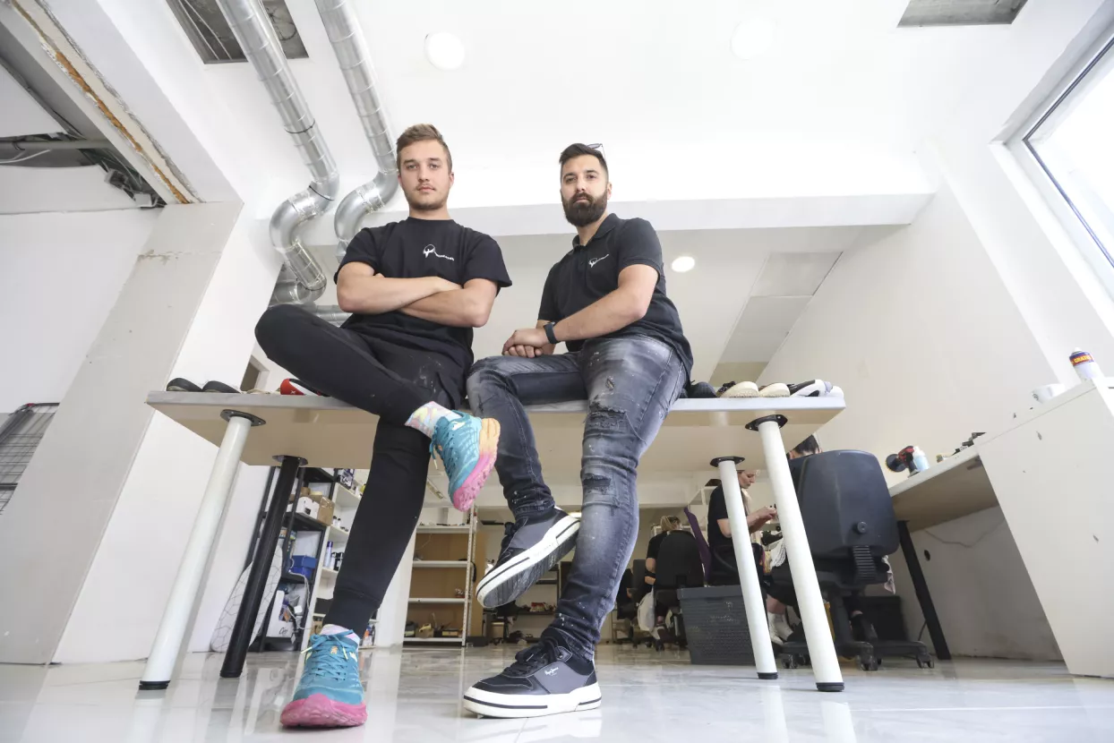 Tvrtka Receated koja se bavi reparacijom i čišćenjem oštećene obuće, torbica i cipela i prodajom u dućanu na Novoj cesti.Andrija i Kristijan Cvijić