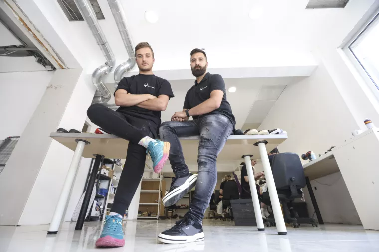 Tvrtka Receated koja se bavi reparacijom i čišćenjem oštećene obuće, torbica i cipela i prodajom u dućanu na Novoj cesti.Andrija i Kristijan Cvijić