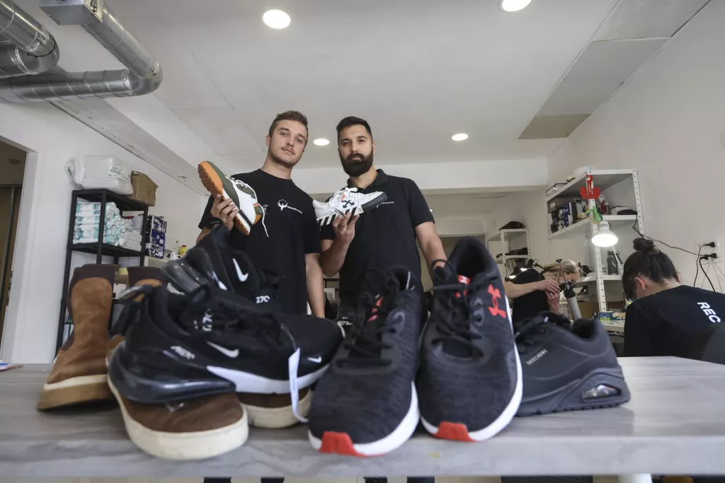 Tvrtka Receated koja se bavi reparacijom i čišćenjem oštećene obuće, torbica i cipela i prodajom u dućanu na Novoj cesti.Adrijan i Kristijan Cvijić.