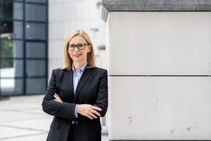 Zsuzsanna Ortutay,predsjednica Uprave Ine:Nadamo da ubuduće neće biti potrebne državne intervencije u aktivnosti koje bi trebale biti uređene tržišnim mehanizmom- Godine 2022. i 2023. obilježene su volatilnošću tržišta, ali ove godine vidimo stabilnije cjenovno okruženje. Ta nam stabilnost omogućuje da se usredotočimo na dugoročne ciljeve – ulaganje u održavanje domaće proizvodnje nafte i plina, osiguravanje dugoročne održivosti rafinerijskog poslovanja modernizacijom Rafinerije nafte Rijeka, modernizaciju maloprodajnih mjesta i širenje gastronomskog koncepta Fresh Corner, kao i nastavak zelene tranzicije. Vjerujem da će Ina ostati broj jedan u Hrvatskoj po prihodima i lider u investicijama u zelenu industrijsku tranziciju. U 2025. izdvojit ćemo 20 posto sredstava za kapitalna ulaganja u projekte vezane uz obnovljive izvore energije. U procesu smo transformacije Inine tradicionalne industrijske lokacije u Sisku u centar obnovljivih izvora energije, s već instaliranom solarnom elektranom te predviđenim postrojenjem za proizvodnju biometana. Također, u trenutnom fokusu su i dodatne solarne elektrane na raznim lokacijama, postrojenje za zeleni vodik u Rafineriji nafte Rijeka, kao i istraživanje potencijala geotermalne energije. Upravljanje održivim razvojem u Ini provodi se na najvišoj upravljačkoj razini. Putem poslovnih strategija transformiramo tradicionalno poslovanje temeljeno na fosilnim gorivima u održivi poslovni model s niskim udjelom ugljika. Od vlade očekujemo stabilan i predvidljiv regulatorni okvir u industriji u kojoj se povrat ulaganja ne mjeri godinama nego desetljećima. Također se nadamo da u budućnosti neće biti potrebne državne intervencije u aktivnosti koje bi trebale biti uređene tržišnim mehanizmom. Pojednostavnjenje i ubrzanje administrativnih procedura, posebice u dijelu ishođenja raznih dozvola potrebnih za realizaciju različitih projekata, pozdravio bi cijeli energetski sektor. Kako bi se potaknula zelena ulaganja u Hrvatskoj njihova izloženost različitim fiskalnim i parafiskalnim nametima mogla bi se ograničiti. Što se tiče naše tradicionalne djelatnosti, već dugi niz godina znamo da na području Zalata-Dravica postoji značajna količina plina. Konačna odluka Vlada o pokretanju proizvodnje (eksploatacije) ne bi bila samo pozitivna za Inu, već bi doprinijela sigurnosti opskrbe Hrvatske. 