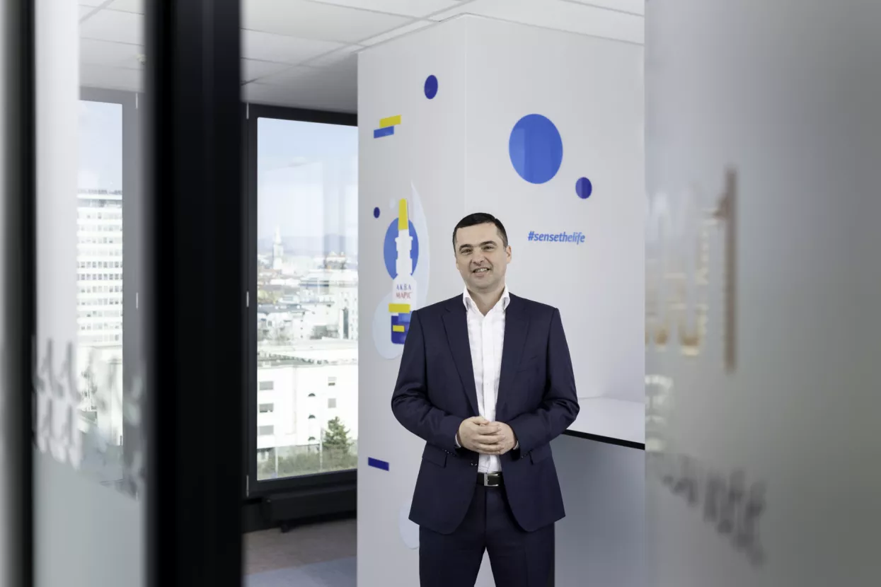 Mislav Vučić, glavni izvršni direktor JGL-a:Bolji fokus na najprofitabilnije postojeće i inovativnost u planiranju novih izvora prihoda naši su strateški prioriteti- Prošlu smo godinu zaključili s dvoznamenkastim rastom u odnosu na 2022. Rastu svi naši ključni brendovi i imamo dobre rezultate u ključnim terapijskim skupinama. Zadovoljni smo stopom i dubinom rasta po brendovima, ali i širinom rasta po tržištima. Naš B2B biznis također se lijepo razvija. JGL strategija bazirana je na tri globalna mega trenda i omogućuje nam da na krize, nagle promjene na tržištu, kao i na sve veća očekivanja kupaca, reagiramo fleksibilno i inovativno. Bolji fokus na najprofitabilnije postojeće i inovativnost u planiranju novih izvora prihoda naši su strateški prioriteti. Planovi za sljedećih tri do pet godina su ambiciozni, ali i realni. Nastavak ulaganja i rasta na postojećim tržištima, ulazak na nova tržišta kroz vlastite operacije ili B2B partnere. U JGL-u uvijek posebnu pažnju posvećujemo zaposlenicima, njihovom razvoju i edukaciji jer želimo kreirati visoko učinkovito i efikasno radno okruženje kao preduvjet za razvoj i inovativnost poslovanja. Što se tiče portfelja, uz jačanje i rast postojećih brendova naglasak stavljamo i na ulazak u nova terapijska područja kako bi dodatno diversificirali rizik ovisnosti o pojedinom terapijskom području. S krajem 2023. zaokružili smo značajan investicijski ciklus INTEGRA, ulaganje u istraživanje i razvoj, pilot pogon, sterilnu proizvodnju i robotizirani logističko-distributivni centar čime smo ojačali kapacitete i globalnu konkurentnost. Novi proizvodni kapaciteti za proizvodnju aerosola, sterilnih sprejeva i sterilnih kapi omogućit će nam nastavak kontinuiranog rasta na postojećim i ulazak na neka nova tržišta. Strateška područja ESG strategije JGL-a uključuju klimatske promjene, vodne i morske resurse, vlastitu radnu snagu i poslovno ponašanje. Za 2024. definirali smo deset inicijativa koje postavljaju smjer i kvalitativne ciljeve za svaku od prioritetnih tema. Nova Vlada trebala bi donijeti strateške smjernice i poteze u području rada i zapošljavanja, s posebnim fokusom na mlade i visokoobrazovane. Bilo bi dobro da se ozbiljno pristupi tom problemu jer bismo ubuduće svi zajedno mogli imati i najbolje tvornice i vrhunske planove za razvoj, ali sve to neće vrijediti ništa ako nećemo imati adekvatnu radnu snagu. Vjerujemo da bi smanjenje poreznih opterećenja na plaćama visokoobrazovanih kadrova smanjilo odljev mozgova u inozemstvo i vratilo dio iseljenih stručnjaka u Hrvatsku. Na domaćem tržištu najbitniji su nam stabilni uvjeti poslovanja, dostupnost i cijena kapitala i čim manje fiskalnih opterećenja. Ako pritom možemo participirati u programima za poticanje novih i zelenih tehnologija, još bolje.