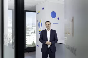 Mislav Vučić, glavni izvršni direktor JGL-a:Bolji fokus na najprofitabilnije postojeće i inovativnost u planiranju novih izvora prihoda naši su strateški prioriteti- Prošlu smo godinu zaključili s dvoznamenkastim rastom u odnosu na 2022. Rastu svi naši ključni brendovi i imamo dobre rezultate u ključnim terapijskim skupinama. Zadovoljni smo stopom i dubinom rasta po brendovima, ali i širinom rasta po tržištima. Naš B2B biznis također se lijepo razvija. JGL strategija bazirana je na tri globalna mega trenda i omogućuje nam da na krize, nagle promjene na tržištu, kao i na sve veća očekivanja kupaca, reagiramo fleksibilno i inovativno. Bolji fokus na najprofitabilnije postojeće i inovativnost u planiranju novih izvora prihoda naši su strateški prioriteti. Planovi za sljedećih tri do pet godina su ambiciozni, ali i realni. Nastavak ulaganja i rasta na postojećim tržištima, ulazak na nova tržišta kroz vlastite operacije ili B2B partnere. U JGL-u uvijek posebnu pažnju posvećujemo zaposlenicima, njihovom razvoju i edukaciji jer želimo kreirati visoko učinkovito i efikasno radno okruženje kao preduvjet za razvoj i inovativnost poslovanja. Što se tiče portfelja, uz jačanje i rast postojećih brendova naglasak stavljamo i na ulazak u nova terapijska područja kako bi dodatno diversificirali rizik ovisnosti o pojedinom terapijskom području. S krajem 2023. zaokružili smo značajan investicijski ciklus INTEGRA, ulaganje u istraživanje i razvoj, pilot pogon, sterilnu proizvodnju i robotizirani logističko-distributivni centar čime smo ojačali kapacitete i globalnu konkurentnost. Novi proizvodni kapaciteti za proizvodnju aerosola, sterilnih sprejeva i sterilnih kapi omogućit će nam nastavak kontinuiranog rasta na postojećim i ulazak na neka nova tržišta. Strateška područja ESG strategije JGL-a uključuju klimatske promjene, vodne i morske resurse, vlastitu radnu snagu i poslovno ponašanje. Za 2024. definirali smo deset inicijativa koje postavljaju smjer i kvalitativne ciljeve za svaku od prioritetnih tema. Nova Vlada trebala bi donijeti strateške smjernice i poteze u području rada i zapošljavanja, s posebnim fokusom na mlade i visokoobrazovane. Bilo bi dobro da se ozbiljno pristupi tom problemu jer bismo ubuduće svi zajedno mogli imati i najbolje tvornice i vrhunske planove za razvoj, ali sve to neće vrijediti ništa ako nećemo imati adekvatnu radnu snagu. Vjerujemo da bi smanjenje poreznih opterećenja na plaćama visokoobrazovanih kadrova smanjilo odljev mozgova u inozemstvo i vratilo dio iseljenih stručnjaka u Hrvatsku. Na domaćem tržištu najbitniji su nam stabilni uvjeti poslovanja, dostupnost i cijena kapitala i čim manje fiskalnih opterećenja. Ako pritom možemo participirati u programima za poticanje novih i zelenih tehnologija, još bolje.