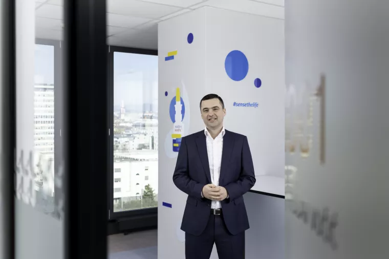 Mislav Vučić, glavni izvršni direktor JGL-a:Bolji fokus na najprofitabilnije postojeće i inovativnost u planiranju novih izvora prihoda naši su strateški prioriteti- Prošlu smo godinu zaključili s dvoznamenkastim rastom u odnosu na 2022. Rastu svi naši ključni brendovi i imamo dobre rezultate u ključnim terapijskim skupinama. Zadovoljni smo stopom i dubinom rasta po brendovima, ali i širinom rasta po tržištima. Naš B2B biznis također se lijepo razvija. JGL strategija bazirana je na tri globalna mega trenda i omogućuje nam da na krize, nagle promjene na tržištu, kao i na sve veća očekivanja kupaca, reagiramo fleksibilno i inovativno. Bolji fokus na najprofitabilnije postojeće i inovativnost u planiranju novih izvora prihoda naši su strateški prioriteti. Planovi za sljedećih tri do pet godina su ambiciozni, ali i realni. Nastavak ulaganja i rasta na postojećim tržištima, ulazak na nova tržišta kroz vlastite operacije ili B2B partnere. U JGL-u uvijek posebnu pažnju posvećujemo zaposlenicima, njihovom razvoju i edukaciji jer želimo kreirati visoko učinkovito i efikasno radno okruženje kao preduvjet za razvoj i inovativnost poslovanja. Što se tiče portfelja, uz jačanje i rast postojećih brendova naglasak stavljamo i na ulazak u nova terapijska područja kako bi dodatno diversificirali rizik ovisnosti o pojedinom terapijskom području. S krajem 2023. zaokružili smo značajan investicijski ciklus INTEGRA, ulaganje u istraživanje i razvoj, pilot pogon, sterilnu proizvodnju i robotizirani logističko-distributivni centar čime smo ojačali kapacitete i globalnu konkurentnost. Novi proizvodni kapaciteti za proizvodnju aerosola, sterilnih sprejeva i sterilnih kapi omogućit će nam nastavak kontinuiranog rasta na postojećim i ulazak na neka nova tržišta. Strateška područja ESG strategije JGL-a uključuju klimatske promjene, vodne i morske resurse, vlastitu radnu snagu i poslovno ponašanje. Za 2024. definirali smo deset inicijativa koje postavljaju smjer i kvalitativne ciljeve za svaku od prioritetnih tema. Nova Vlada trebala bi donijeti strateške smjernice i poteze u području rada i zapošljavanja, s posebnim fokusom na mlade i visokoobrazovane. Bilo bi dobro da se ozbiljno pristupi tom problemu jer bismo ubuduće svi zajedno mogli imati i najbolje tvornice i vrhunske planove za razvoj, ali sve to neće vrijediti ništa ako nećemo imati adekvatnu radnu snagu. Vjerujemo da bi smanjenje poreznih opterećenja na plaćama visokoobrazovanih kadrova smanjilo odljev mozgova u inozemstvo i vratilo dio iseljenih stručnjaka u Hrvatsku. Na domaćem tržištu najbitniji su nam stabilni uvjeti poslovanja, dostupnost i cijena kapitala i čim manje fiskalnih opterećenja. Ako pritom možemo participirati u programima za poticanje novih i zelenih tehnologija, još bolje.