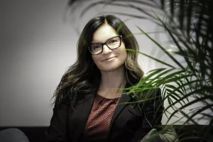 Simona Zavratnik, objašnjava kako Petrokov nije krenuo u defanzivu i smanjenje radne snage ili zaustavljanje širenja ni u ovoj krizi. Naprotiv, otvorio je dodatnu poslovnicu u Zagrebu te do kraja godine otvara još jednu u Splitu