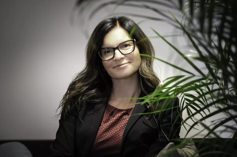 Simona Zavratnik, objašnjava kako Petrokov nije krenuo u defanzivu i smanjenje radne snage ili zaustavljanje širenja ni u ovoj krizi. Naprotiv, otvorio je dodatnu poslovnicu u Zagrebu te do kraja godine otvara još jednu u Splitu