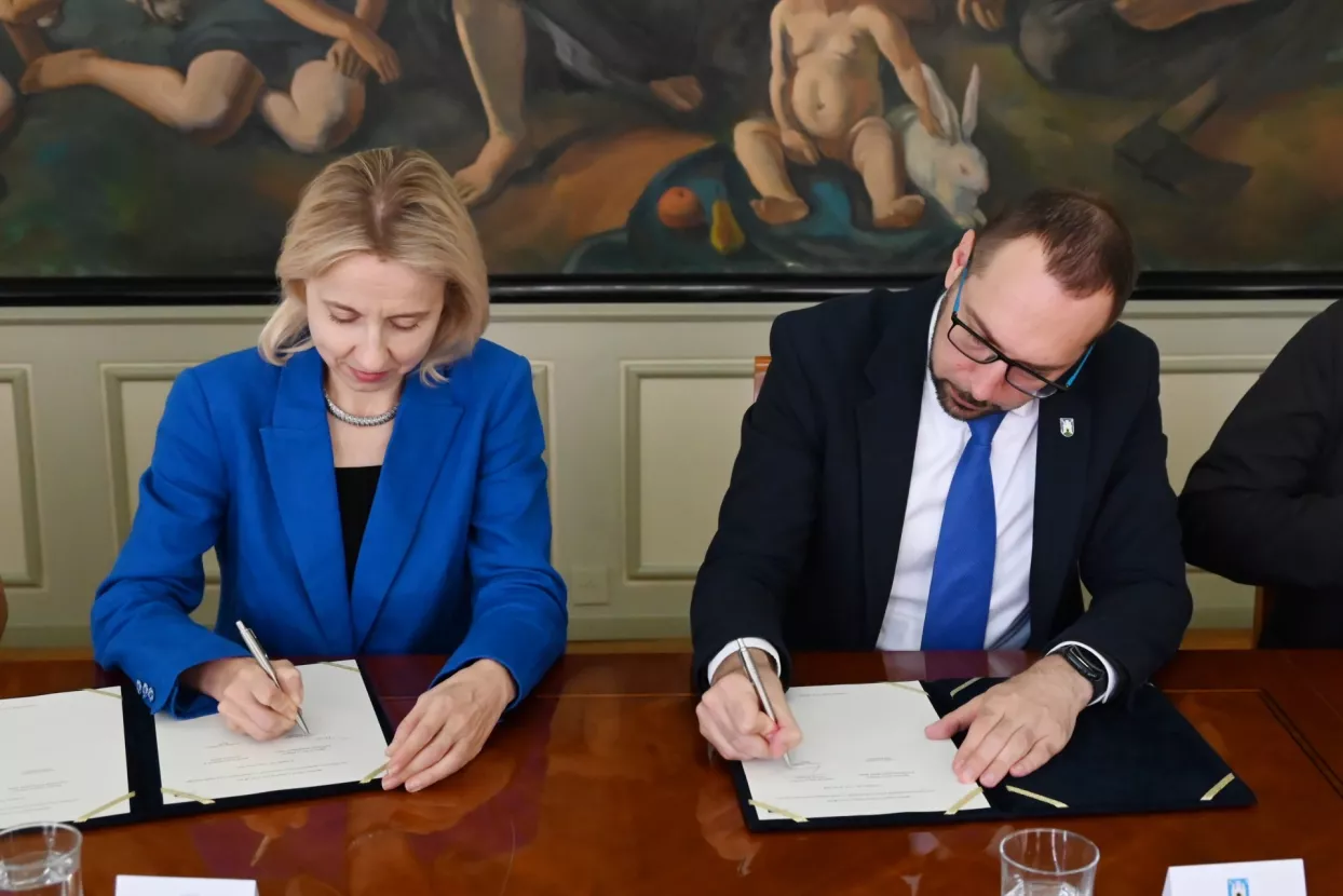 Gradonačelnik Grada Zagreba Tomislav Tomašević i potpredsjednica Europske investicijske banke (EIB) Teresa Czerwińska danas su potpisali Ugovor o zajmu s Europskom investicijskom bankom