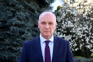 Nenad Klepač,predsjednik Uprave Vindije:Fokusirat ćemo se na ulaganja u inovacije i tehnologije koje će osigurati dugoročnu održivost poslovanja- Očekujemo nastavak rasta prihoda i širenje na nova tržišta, što je u skladu s našim dosadašnjim uspjesima. Cilj je daljnje jačanje konkurentnosti kroz ulaganja u održivost poslovanja, podizanje kvalitete proizvoda, te jačanje proizvodnih kapaciteta. Planiramo značajno unaprijediti efikasnost i kapacitete proizvodnih linija kako bismo zadovoljili rastuće potrebe tržišta i u potpunosti im se prilagodili. Sljedeće godine fokusirat ćemo se na dodatna ulaganja u inovacije i tehnologije koje će nam pomoći u rastu i osigurati dugoročnu održivost poslovanja, s ambicijom da učvrstimo svoju poziciju tržišnog lidera kroz kontinuirani rast i razvoj.U idućih tri do pet godina Grupu Vindiju vidimo kao još snažnijeg lidera na tržištu s proširenim asortimanom proizvoda i povećanom prisutnošću na europskim, ali i svjetskim tržištima. Ulagat ćemo i u proširenje proizvodnih kapaciteta kako bismo zadovoljili sve veće zahtjeve tržišta te planiramo značajna ulaganja u održivost i ESG inicijative koje će dodatno osnažiti našu konkurentnost i odgovornost prema zajednici. Za potrebe Grupe Vindija 2023. osnovali Odjel za održivi razvoj i ESG poslovanje, što predstavlja ključan korak prema održivom poslovanju. Što se tiče gospodarskog resora i nove Vlade, očekujemo daljnje porezno rasterećenje, nacionalnu ili podršku putem EU fondova za velike investicije i poticanje domaćeg gospodarstva. Pokrenuti procesi sanacije i unapređenja primarne poljoprivredne proizvodnje koji su započeli u 2024. putem nacionalnog programa državnih potpora sektoru stočarstva, pokazuju izuzetno pozitivne učinke i veliki interes primarnih proizvođača i zasigurno mogu zaustaviti daljnje urušavanje broja muznih krava, te rezultirati povećanjem stočnog fonda i posljedično povećanju proizvodnje mlijeka. Veliki razvojni potencijal vidimo u smanjenju poreznog opterećenja na investicije u modernizaciju proizvodnje i tehnološki razvoj, liberalizaciji radnog zakonodavstva, što bi značajno doprinijelo učinkovitijem poslovanju i bržem rastu.