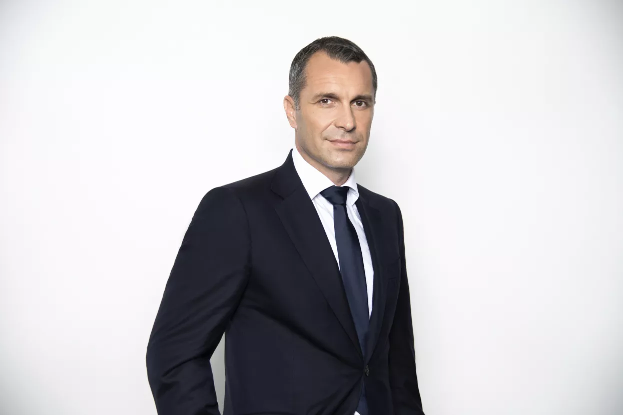 Zoran Miterski,izvršni direktor Fortenova grupe za maloprodaju i predsjednik Uprave Konzuma:Organski rast, kao i rast kroz akvizicije, ostaju jedna od naših razvojnih poluga - U regionalnoj mreži trgovina otvorili smo 50-ak novih i preuređenih prodajnih mjesta. U tome je prednjačio Konzum u Hrvatskoj koji je mrežu proširio sa šesnaest novih i osam preuređenih prodajnih mjesta, a u to je uložio 25 milijuna eura. Organski rast, kao i rast kroz akvizicije, ostaju jedna od razvojnih poluga naše poslovne strategije u idućem razdoblju. Jedna od poluga rasta je i nastavak strategije uske i dobre suradnje s domaćim proizvođačima i distributerima. Nastavit ćemo s kontinuiranim poboljšavanjem materijalnog statusa i uvjeta rada zaposlenika. Jednako tako, nastavit ćemo širenje primjene AI rješenja jer su projekti digitalizacije u našoj maloprodaji kompanijama omogućili da ostanu predvodnici u području inovacija. Na razini Grupe, djelatnosti i pojedinačnih kompanija kontinuirano se provodi cijeli niz ESG inicijativa. U realizaciji u maloprodajnoj mreži Fortenova grupe prednjači Konzum. Kompanija je prošle godine imala dvoznamenkasti rast prihoda u odnosu na 2022., rekordnu godinu, a ujedno je i predvodnik cijelog niza trendova – od inicijativa koje poboljšavaju održivost u lancu opskrbe do iskoraka u digitalnom poslovanju, kao što je Konzum SMART trgovina ili plaćanje kriptovalutama. Izuzetno smo ponosni što smo, kao najveća kompanija Fortenova grupe u Hrvatskoj s oko jedanaest tisuća zaposlenika, jedan od vodećih poslodavaca u državi i što su naše prakse prepoznate od strane struke. I ove godine obnovili smo Certifikat Poslodavac Partner, a dodijeljen nam je i certifikat Best Places to Work. Nakon što smo u prošloj godini u povećanje primanja zaposlenika ulagali u čak dva navrata, i to ukupno 45 milijuna eura na godišnjoj razini, ljestvica je podignuta visoko i napore usmjeravamo u to da ispunimo očekivanja naših ljudi.  