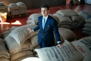 Ivan Artuković,direktor Francka:Djelujemo u skladu s načelima održivog poslovanja - Globalna nestabilnost koja je u prošloj godini dovela do složenih uvjeta poslovanja, od energetske krize do rasta troškova većine naših strateških sirovina te nastavka poteškoća u dobavnim lancima u cijelom svijetu, potvrdila je našu spremnost brze prilagodbe promjenama i neizvjesnom tržišnom okruženju. U Francku smo spremni za daljnji rast temeljen na beskompromisnoj kvaliteti naših proizvoda što nam je prioritet, i naravno, zahvaljujući našim ljudima koji su osigurali dobru operativnu učinkovitost, kao i ulaganjima u digitalizaciju, modernizaciju naših pogona i predanost održivom poslovanju. Ukupno gledajući, zadržali smo lidersku poziciju u izrazito dinamičnoj kategoriji mljevene kave s preko 50 posto tržišnog udjela. U prvih pet mjeseci ove godine bilježimo i rast prihoda u kanalu HoReCa od 15 posto te od ove godine očekujemo oporavak u odnosu na predpademijsko razdoblje. U segmentu kave za van, naš Franck Snogoo pokazao se kao dobar smjer kojim smo krenuli uz razvoj telemetrije i drugih modernih alata koji omogućavaju i izravnu komunikaciju s potrošačima. Potencijal vidimo i u daljnjem jačanju direct-to-consumer pristupa i prodaje što realiziramo kroz koncept Franck Experience Storea koje smo prošle godine otvorili u Zagrebu i Sarajevu, kao i webshop za tržište BiH, te razvoj CRM alata i marketing automatizacije. Franck je jedan od prvih FMCG brendova u regiji, ali i globalno, koji je u marketinšku strategiju uključio tzv direct to consumer komunikaciju. Ovo je ujedno i izvrstan primjer korištenja umjetne inteligencije u daljnjem razvoju poslovanja. Istaknuo bih još kako u Francku djelujemo u skladu s načelima održivog poslovanja. Projekti poput Franck Beestroa za čaj, kojim smo uspješno angažirali potrošače i širu javnost dobili su i niz stručnih nagrada. Aktivno radimo i na implementaciji strategije održive ambalaže – nakon što smo u kategoriji čaja uspjeli postići 100 posto reciklabilnu ambalažu, isto nastavljamo i u našim ostalim ključnim kategorijama, poput upravo lansirane nove linije plant-based cappuccina. Posebno su nam važni programi društva International Coffee Partners gdje zajedno s vodećim europskim proizvođačima i trgovcima kavom, nastavljamo pružati podršku aktivnostima za održivost globalnog tržišta kave. Što se tiče fondova EU, Franck ima niz projekata koji se mogu (su)financirati u sklopu NPPO-a, primarno u području digitalne transformacije i uvođenja novih tehnologija, kao i širenja proizvodnih kapaciteta odnosno jačanja industrijske proizvodnje zasnovane na modernim tehnologijama te istraživanju i razvoju. Aktivno pratimo dostupne fondove, no u planu ne postoje značajne prilike za sufinanciranje projekata velikih kompanija. 