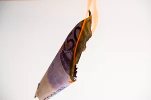 potrošnja, gori novac, paljenje novca, konzumerizam, eura