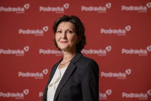 Martina Dalić, predsjednica Uoprave Podravke:U sljedećih pet godina Grupu Podravka vidim kao najveću prehrambenu kompaniju u srednjoj i jugoistočnoj Europi- Grupa Podravka još je tijekom prošle godine ostvarila značajan rast prihoda i neto dobiti, značajne iskorake u modernizaciji i transformaciji poslovanja te ojačala čvrste temelje za daljnji rast poslovanja. Aktualna godina donosi podjednaka očekivanja. Održavanje pozitivnog rasta poslovanja i, prije svega, nastavak provođenja snažnog investicijskog ciklusa. Tijekom prvog kvartala 2024. dovršene su investicije u iznosu od gotovo 25 milijuna eura. U 2024. ušli smo možda i najhrabrije nego ikada prije. Predstavili smo redizajn vizualnog identiteta i otvorili prvu novu tvornicu u segmentu Prehrane nakon 17 godina – tvornicu tjestenine vrijednu više od 15 milijuna eura. Možemo biti posebno zadovoljni širenjem poslovanja i povećanjem profitabilnosti na inozemnim tržištima zapadne i srednje Europe. Dodala bih ovome i naš novi sustav plaća koji je implementiran na kraju prošle godine, a čija se puna vrijednost očituje sada, tijekom 2024. Ova nam godina ide prema planu. Ostvarujemo zadane ciljeve, dovršavamo investicije i nastavljamo poboljšavati uvjete rada. U sljedećih pet godina Grupu Podravka vidim kao najveću prehrambenu kompaniju u srednjoj i jugoistočnoj Europi. Podravka još od 2021. provodi snažan investicijski ciklus, u sklopu kojeg je dosad uloženo oko 150 milijuna eura od čega je gotovo 100 milijuna eura u planu za ovu godinu. Trenutno kraju privodimo najveću investiciju logističko-distributivni centar u Koprivnici vrijednosti 48 milijuna eura. Također, završili smo i izgradnju novog pogona za preradu rajčice u sklopu postojeće tvornice u Varaždinu. U tijeku je i realizacija druge faze ulaganja u sunčane elektrane koja će ukupnu instaliranu snagu podići do 8362,6 kW. Kako bi uključili sveobuhvatne ESG zahtjeve i načela održivosti u poslovanje, u ožujku 2023. usvojili smo Strategiju održivog poslovanja Grupe Podravka do 2030. Na taj smo način definirali četiri temeljna stupa - čist okoliš, zdrava prehrana, briga o zaposlenicima i zajednici te odgovorno korporativno upravljanje. Smanjena je emisija CO2 za četrdeset posto na razini Grupe Podravka, smanjeni su sol i šećer za dvadeset posto u 75 posto novih i inoviranih proizvoda… Prepoznat je i trud uložen u upravljanje ljudskim resursima te su u 2023. dobivena i dva certifikata: Poslodavac partner i Mamforce. Također, Podravka je lani postala jedan od 75000 članova međunarodne neprofitne organizacije SEDEX čiji je cilj poboljšati etičke i odgovorne poslovne prakse u globalnim lancima opskrbe. 