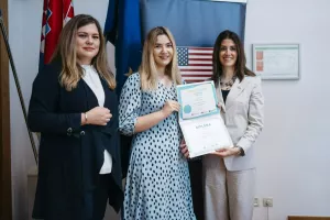 izv. prof. dr. sc. Vesna Buterin (prodekanica), Stella Zavišić (polaznica Akademije), Nathalie Reyes (veleposlanica)