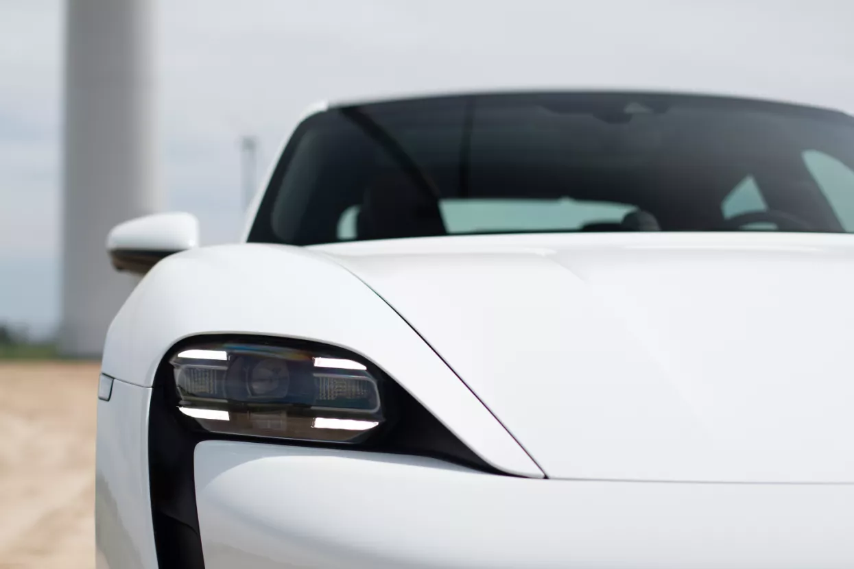 0Porsche Taycan Turbo