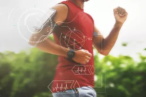 Koristeći senzore smještene na tijelu ili u 'pametnoj odjeći' treneri mogu mjeriti i pratiti učinak sportaša u stvarnom vremenu. Na sportašu se može izmjeriti gotovo sve od brzine disanja i otkucaja srca, do hidratacije i tjelesne temperature