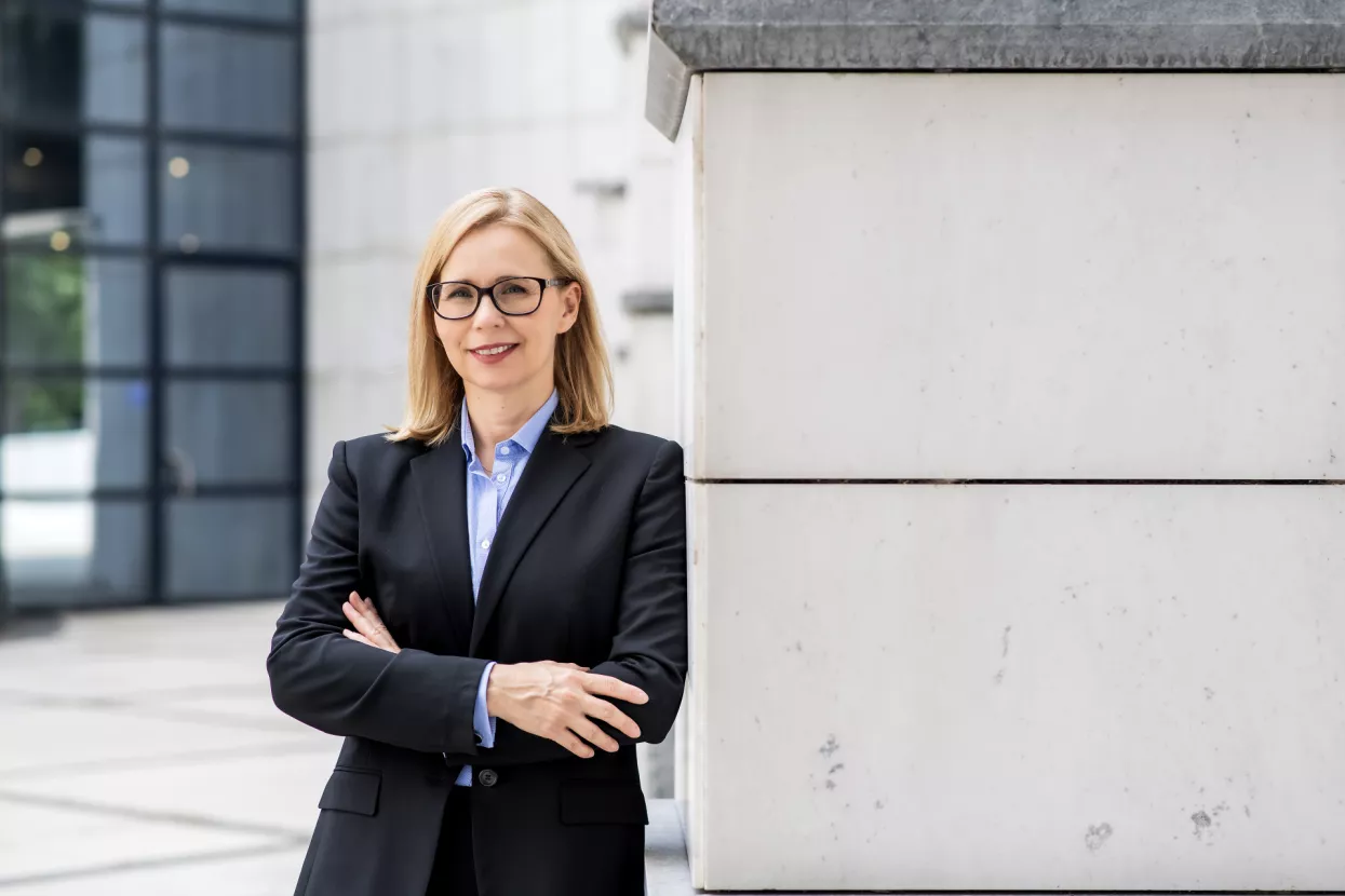 Zsuzsanna Ortutay,predsjednica Uprave Ine:Nadamo da ubuduće neće biti potrebne državne intervencije u aktivnosti koje bi trebale biti uređene trži&scaron;nim mehanizmom- Godine 2022. i 2023. obilježene su volatilno&scaron;ću trži&scaron;ta, ali ove godine vidimo stabilnije cjenovno okruženje. Ta nam stabilnost omogućuje da se usredotočimo na dugoročne ciljeve &ndash; ulaganje u održavanje domaće proizvodnje nafte i plina, osiguravanje dugoročne održivosti rafinerijskog poslovanja modernizacijom Rafinerije nafte Rijeka, modernizaciju maloprodajnih mjesta i &scaron;irenje gastronomskog koncepta Fresh Corner, kao i nastavak zelene tranzicije. Vjerujem da će Ina ostati broj jedan u Hrvatskoj po prihodima i lider u investicijama u zelenu industrijsku tranziciju. U 2025. izdvojit ćemo 20 posto sredstava za kapitalna ulaganja u projekte vezane uz obnovljive izvore energije. U procesu smo transformacije Inine tradicionalne industrijske lokacije u Sisku u centar obnovljivih izvora energije, s već instaliranom solarnom elektranom te predviđenim postrojenjem za proizvodnju biometana. Također, u trenutnom fokusu su i dodatne solarne elektrane na raznim lokacijama, postrojenje za zeleni vodik u Rafineriji nafte Rijeka, kao i istraživanje potencijala geotermalne energije. Upravljanje održivim razvojem u Ini provodi se na najvi&scaron;oj upravljačkoj razini. Putem poslovnih strategija transformiramo tradicionalno poslovanje temeljeno na fosilnim gorivima u održivi poslovni model s niskim udjelom ugljika. Od vlade očekujemo stabilan i predvidljiv regulatorni okvir u industriji u kojoj se povrat ulaganja ne mjeri godinama nego desetljećima. Također se nadamo da u budućnosti neće biti potrebne državne intervencije u aktivnosti koje bi trebale biti uređene trži&scaron;nim mehanizmom. Pojednostavnjenje i ubrzanje administrativnih procedura, posebice u dijelu ishođenja raznih dozvola potrebnih za realizaciju različitih projekata, pozdravio bi cijeli energetski sektor. Kako bi se potaknula zelena ulaganja u Hrvatskoj njihova izloženost različitim fiskalnim i parafiskalnim nametima mogla bi se ograničiti. &Scaron;to se tiče na&scaron;e tradicionalne djelatnosti, već dugi niz godina znamo da na području Zalata-Dravica postoji značajna količina plina. Konačna odluka Vlada o pokretanju proizvodnje (eksploatacije) ne bi bila samo pozitivna za Inu, već bi doprinijela sigurnosti opskrbe Hrvatske. 