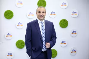 Mirko Mrakužić,direktor dm-a:Nastavit ćemo ulagati u cijene, prodajnu mrežu, zadovoljstvo djelatnika te digitalizaciju poslovanja- dm je u prošloj poslovnoj godini opravdao povjerenje kupaca, što su nam potvrdila neovisna istraživanja i rast svih poslovnih pokazatelja. Broj kupnji premašio je 30 milijuna, što je rast od 11 posto, dok smo u segmentu bezreceptnih medicinskih proizvoda ostvarili rast od gotovo 50 posto u usporedbi s prethodnom poslovnom godinom. Uložili smo u nove prodavaonice i uređenje postojećih, proširili smo mrežu prodavaonica dm-a koje nude OTC proizvode te smo dio OTC asortimana uvrstili u ponudu dm online shopa. Unaprijedili smo i aplikaciju 'Moj dm', koju danas koristi više od 830.000 kupaca, a putem nje je tijekom protekle godine obavljeno više od polovice svih kupnji u dm online shopu. Početkom prošle godine uložili smo u cijene te dodatno snizili cijene više od 700 proizvoda. U siječnju smo povećali bruto plaću za devet posto te ćemo u subvencioniranje prehrane za djelatnike u prodavaonicama ove godine uložiti do 1.200 eura po djelatniku. Dobre poslovne rezultate iskoristili smo kako bismo nastavili i s ulaganjima u društveno odgovorne aktivnosti te u održivo poslovanje, što podrazumijeva smanjenje utjecaja poslovanja na okoliš. Uveli smo Sustav upravljanja energijom prema normi ISO 50001:2018. koji nam omogućava dodatno poboljšanje energetske učinkovitosti. Intenzivno radimo na razvoju održivih proizvoda vlastite marke te stalno povećavamo udio reciklata u ambalaži, a već prije deset godina smo uklonili mikroplastiku iz svih proizvoda dm marke za njegu tijela, kose i zubi. Kako bismo kupce potaknuli na osviještenu kupnju, u suradnji s institucijama i nevladinim organizacijama razvili smo zelene etikete, kojima su u prodavaonicama označeni proizvodi koji imaju minimalno jedan od 15 priznatih održivih certifikata, a u dm online shopu ti su proizvodi lako pretraživi zahvaljujući filteru 'održiviji odabir'. Nastavit ćemo ulagati u cijene, prodajnu mrežu dm-a, zadovoljstvo djelatnika te u daljnju digitalizaciju poslovanja jer na taj način želimo još bolje odgovoriti na potrebe kupaca, djelatnika i zajednice, na čemu temeljimo našu dugogodišnju vodeću poziciju na hrvatskom drogerijskom tržištu.